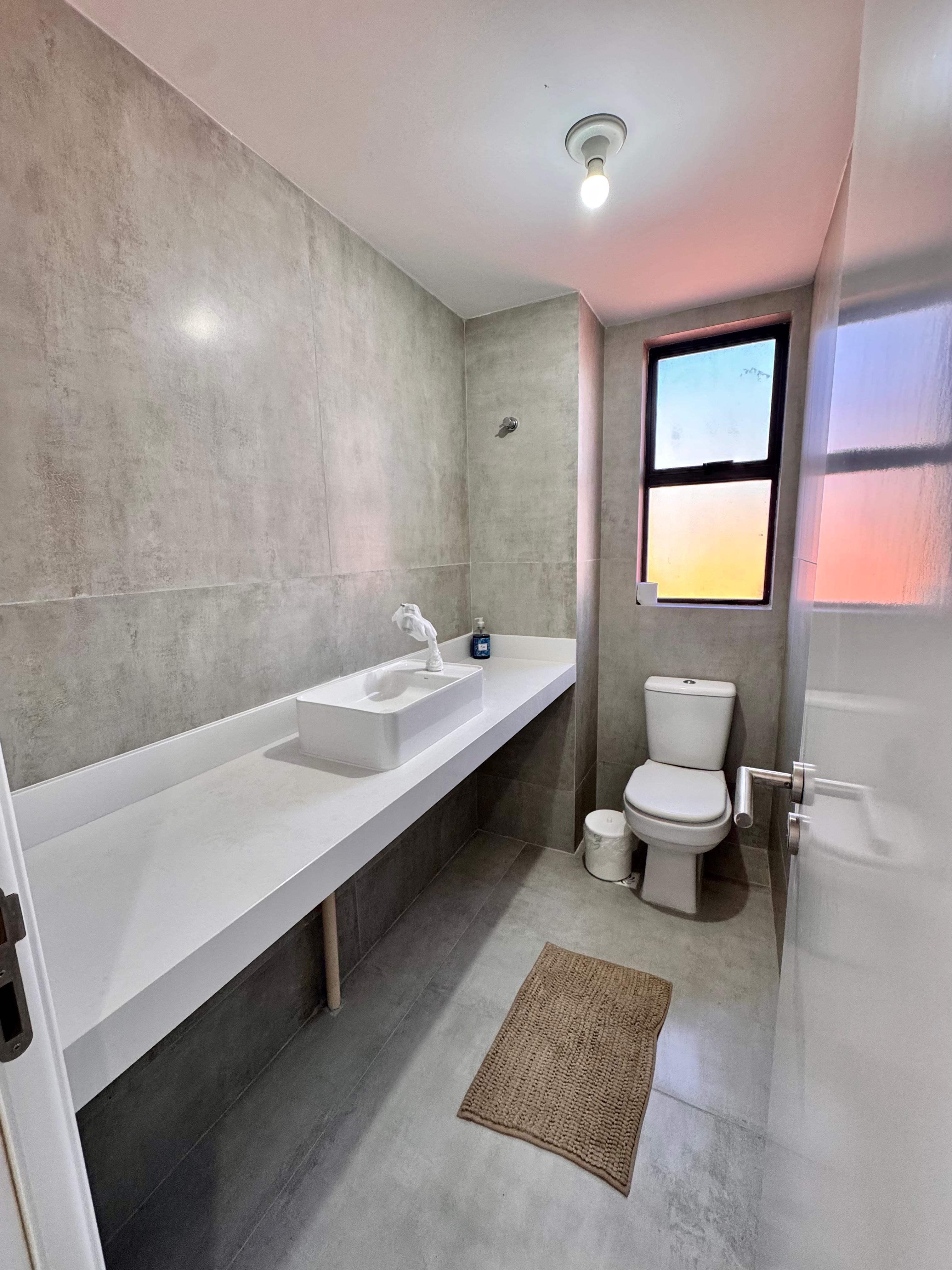 Um endereço raro, entre a natureza e o mar.  Em Camboinha I , uma arquitetura contemporânea cuidadosamente integrada à paisagem, com apartamentos de 175 m², três suítes e varanda gourmet. Um projeto para quem valoriza espaço, privacidade e a experiência de viver à beira-mar. — Camboinha, Cabedelo