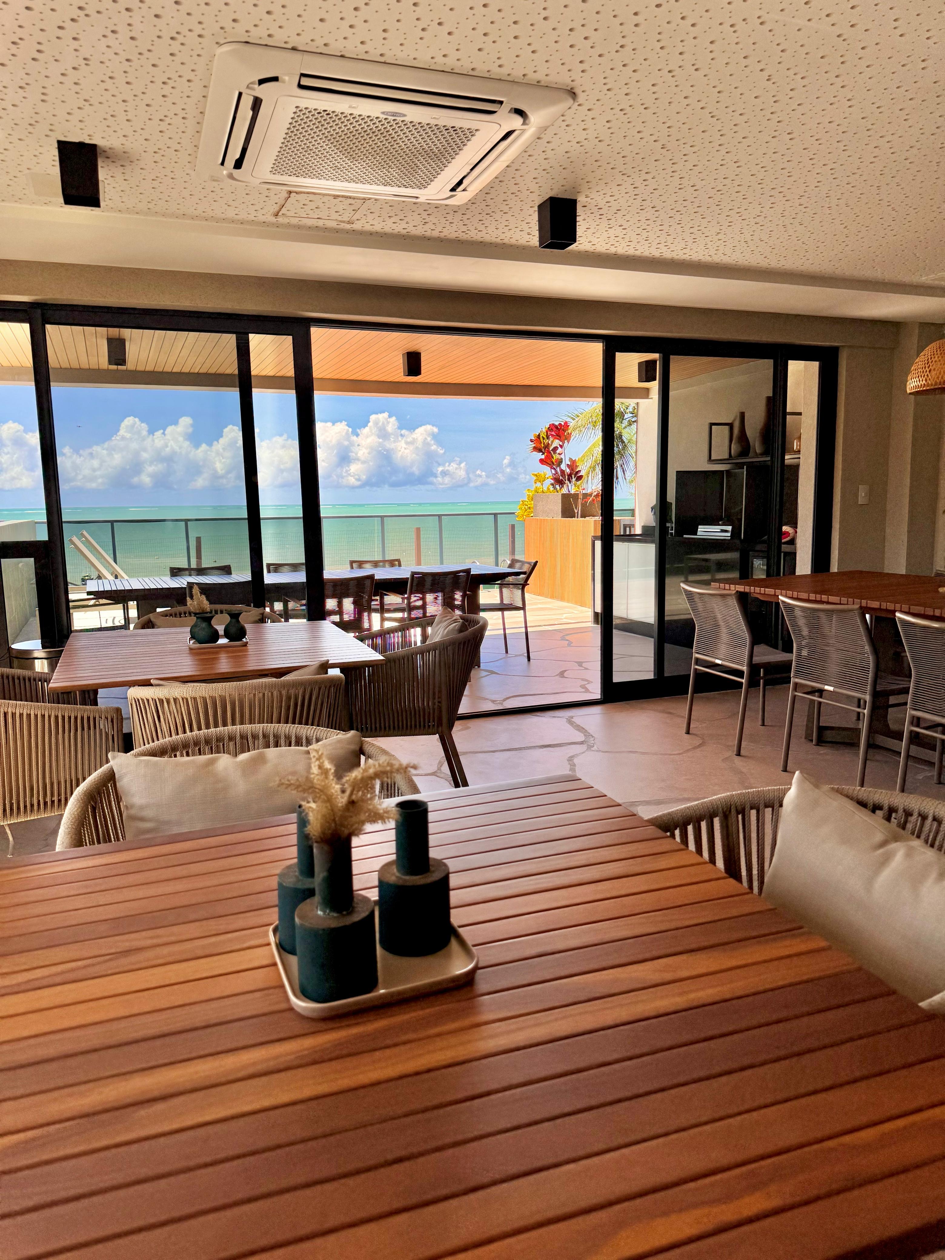 Um endereço raro, entre a natureza e o mar.  Em Camboinha I , uma arquitetura contemporânea cuidadosamente integrada à paisagem, com apartamentos de 175 m², três suítes e varanda gourmet. Um projeto para quem valoriza espaço, privacidade e a experiência de viver à beira-mar. — Camboinha, Cabedelo