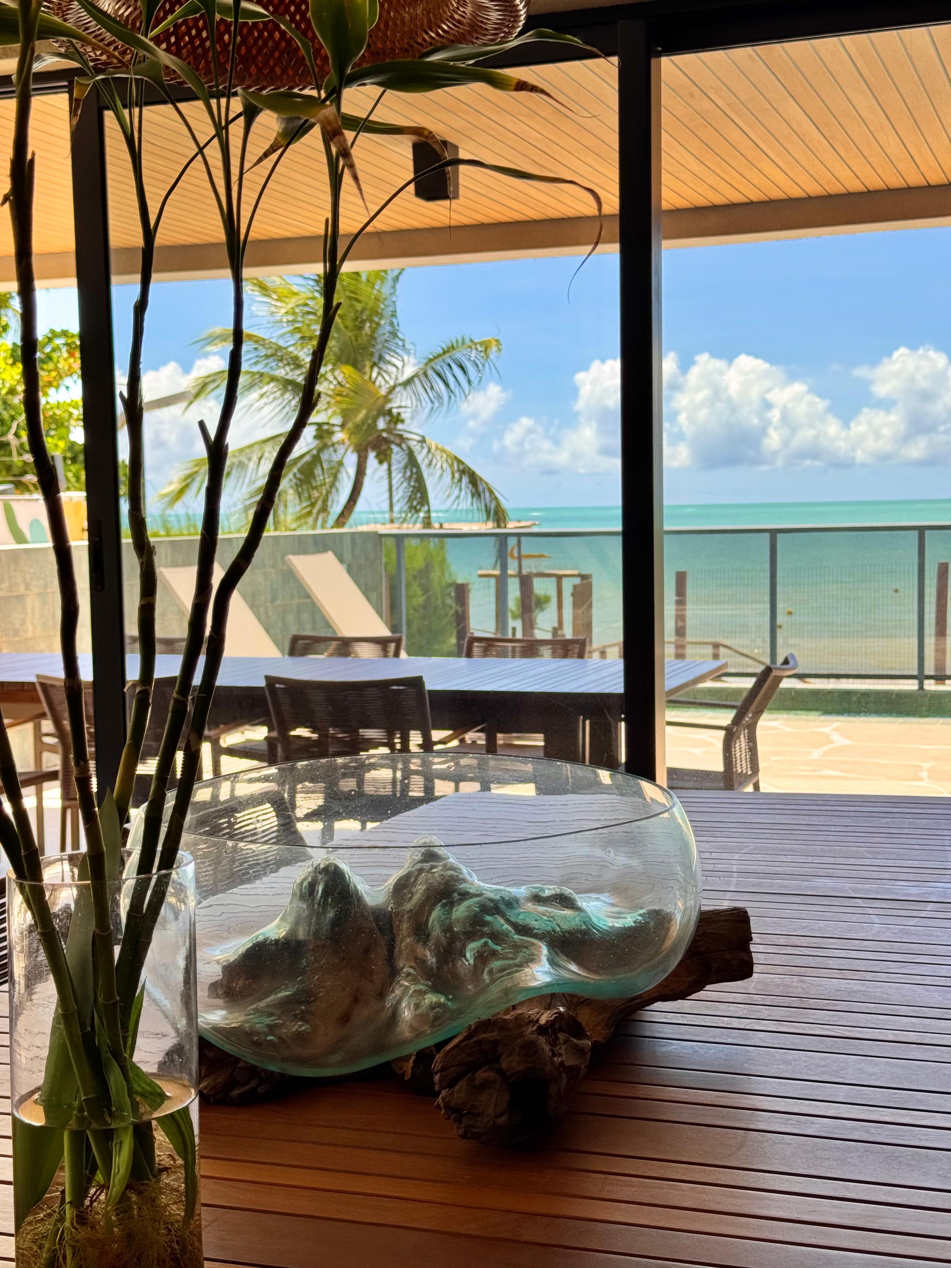 Um endereço raro, entre a natureza e o mar.  Em Camboinha I , uma arquitetura contemporânea cuidadosamente integrada à paisagem, com apartamentos de 175 m², três suítes e varanda gourmet. Um projeto para quem valoriza espaço, privacidade e a experiência de viver à beira-mar. — Camboinha, Cabedelo