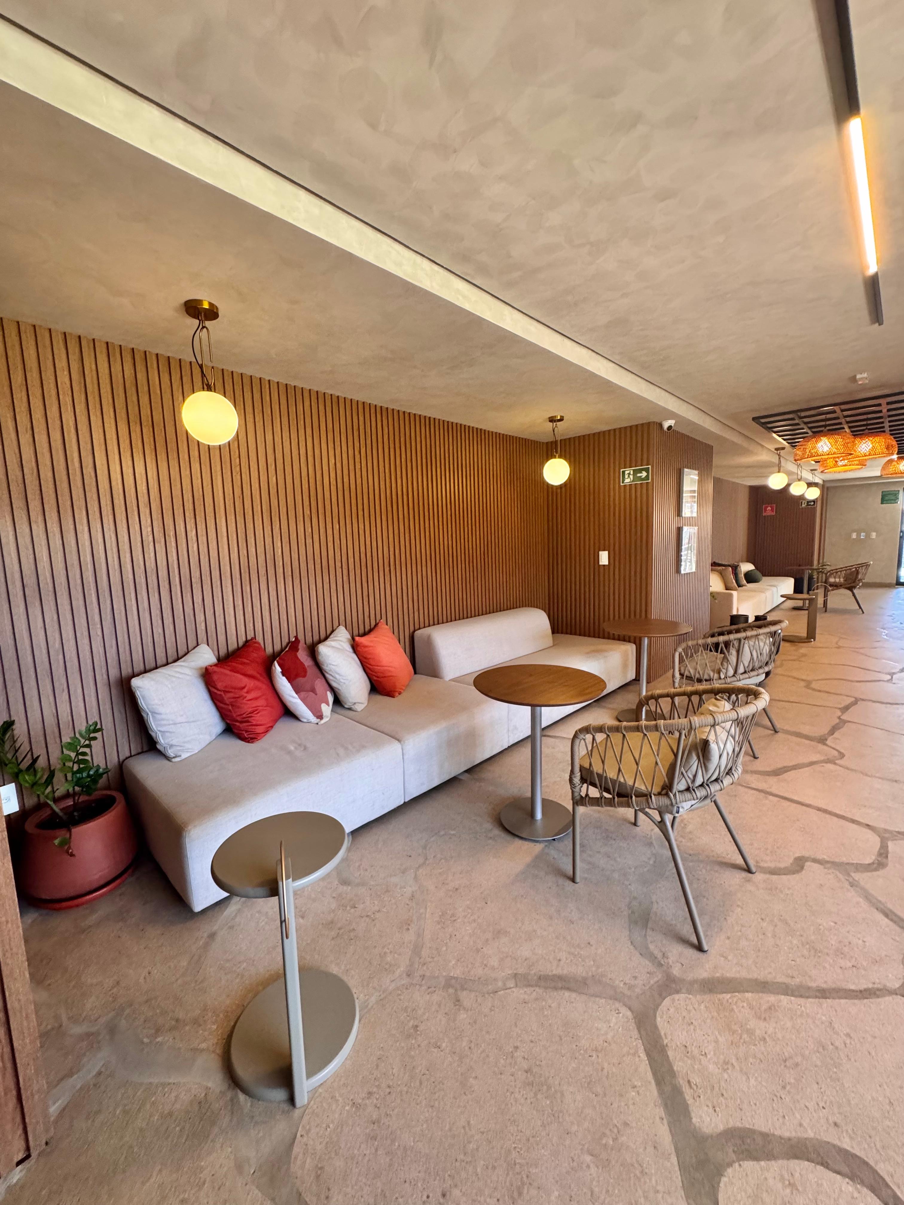 Um endereço raro, entre a natureza e o mar.  Em Camboinha I , uma arquitetura contemporânea cuidadosamente integrada à paisagem, com apartamentos de 175 m², três suítes e varanda gourmet. Um projeto para quem valoriza espaço, privacidade e a experiência de viver à beira-mar. — Camboinha, Cabedelo