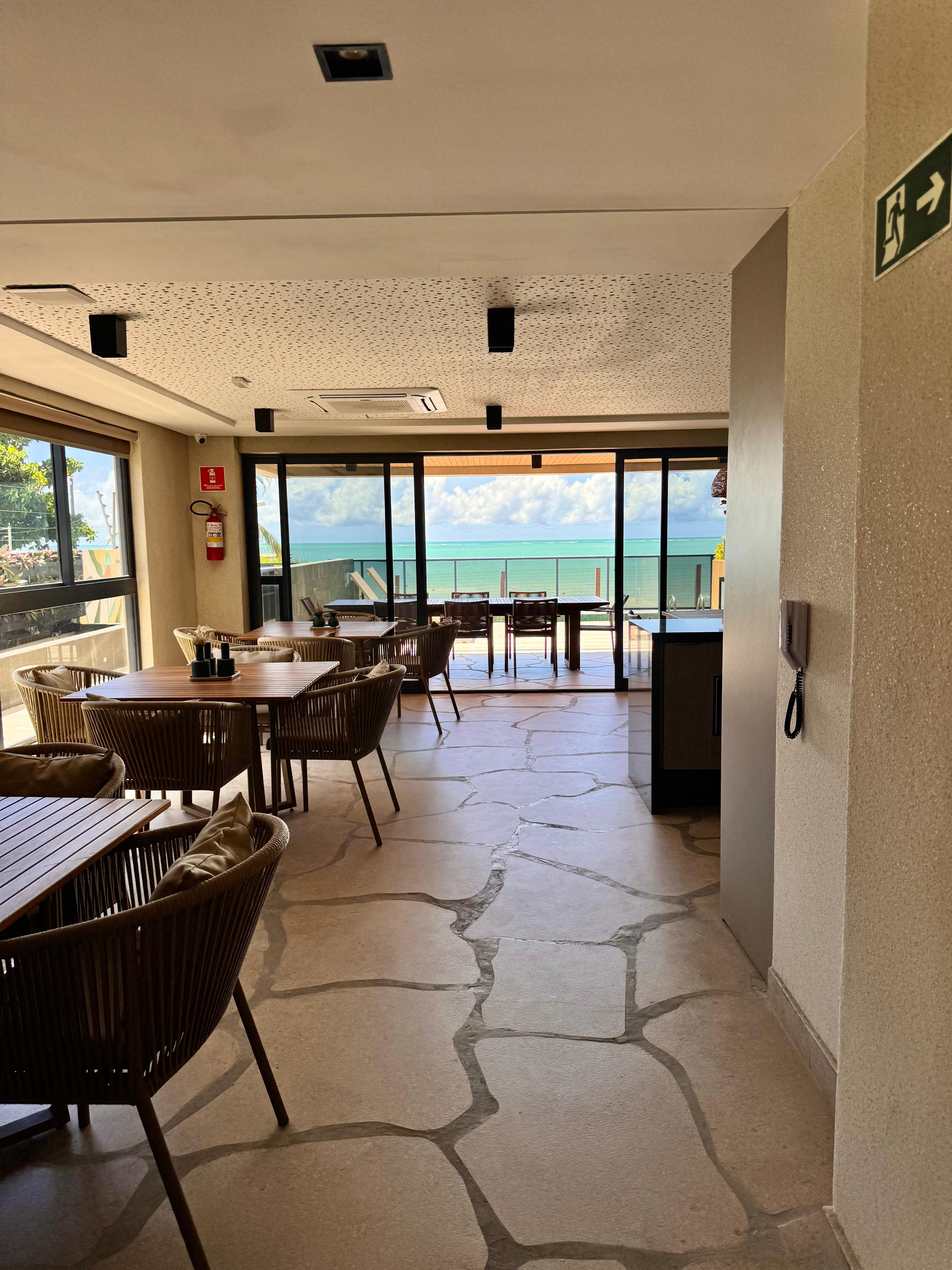 Um endereço raro, entre a natureza e o mar.  Em Camboinha I , uma arquitetura contemporânea cuidadosamente integrada à paisagem, com apartamentos de 175 m², três suítes e varanda gourmet. Um projeto para quem valoriza espaço, privacidade e a experiência de viver à beira-mar. — Camboinha, Cabedelo