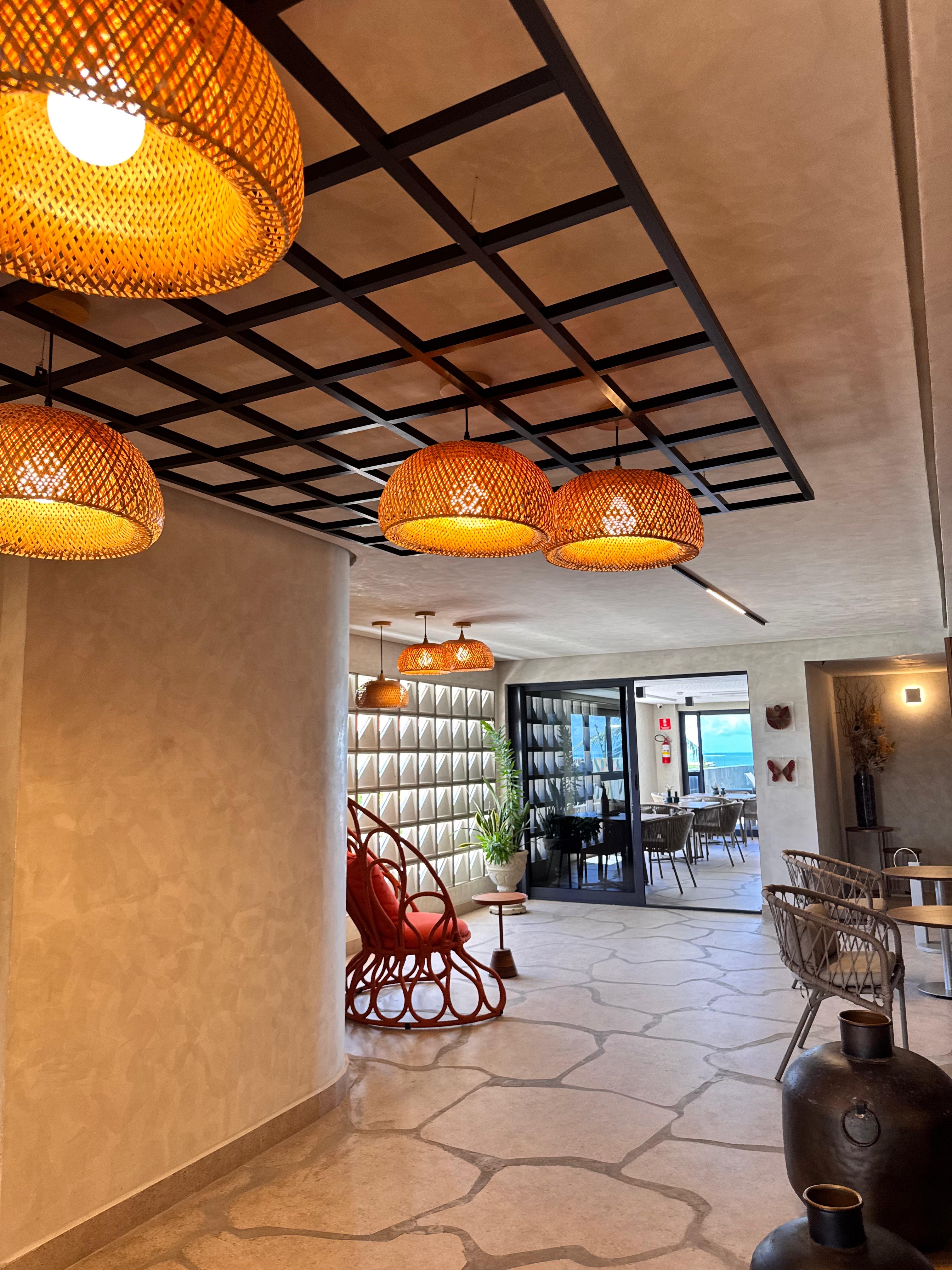 Um endereço raro, entre a natureza e o mar.  Em Camboinha I , uma arquitetura contemporânea cuidadosamente integrada à paisagem, com apartamentos de 175 m², três suítes e varanda gourmet. Um projeto para quem valoriza espaço, privacidade e a experiência de viver à beira-mar. — Camboinha, Cabedelo