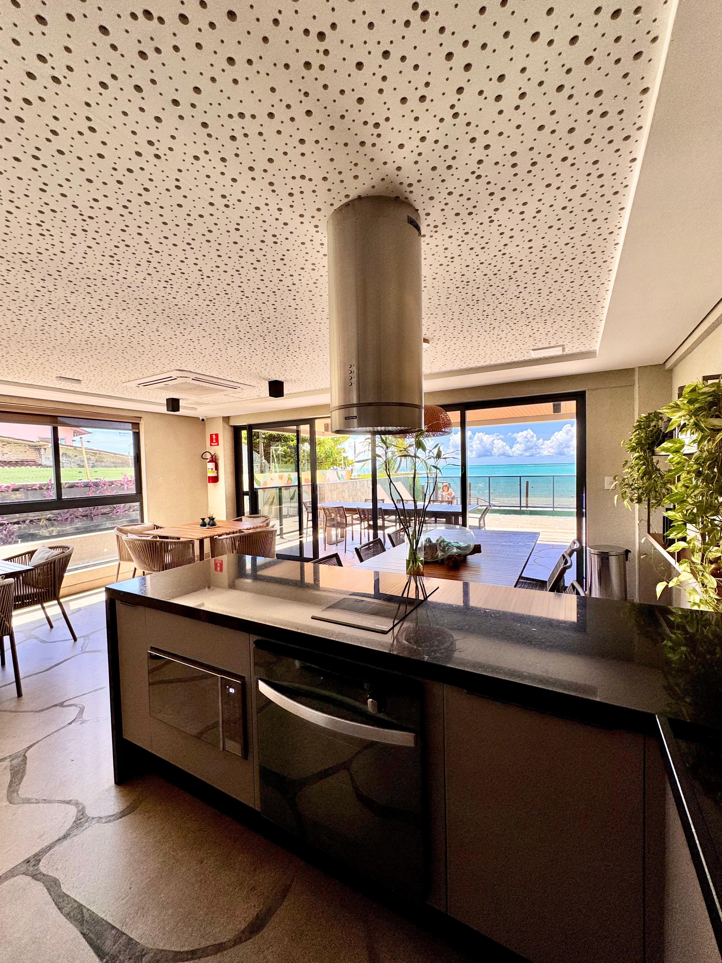 Um endereço raro, entre a natureza e o mar.  Em Camboinha I , uma arquitetura contemporânea cuidadosamente integrada à paisagem, com apartamentos de 175 m², três suítes e varanda gourmet. Um projeto para quem valoriza espaço, privacidade e a experiência de viver à beira-mar. — Camboinha, Cabedelo